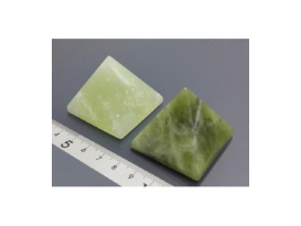 Pirámide de jade verde 4cm