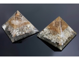 Pirámide orgonite 9x9cm de piedra luna