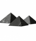 Shungita piramide no pulida 6 x 6cm